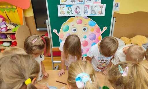Na zdjęciu widoczne są dzieci podczas realizacji Dnia Kropki 