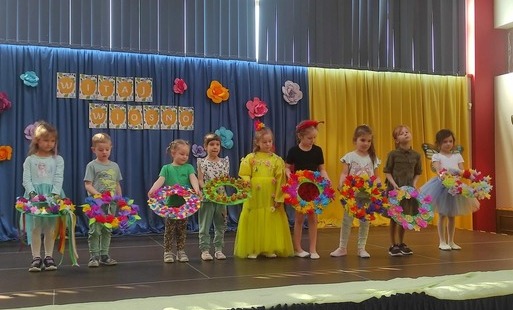 Dzieci z wykonanymi wiankami dla Pani Wiosny