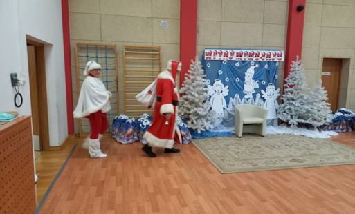 Mikołaj ze śnieżynką podczas spotkania z przedszkolakami